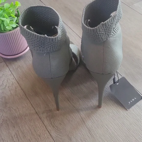 Zara l Size 37 Elegant Olive Green Women's Heels l Grad Night - Picture 2 of 9
